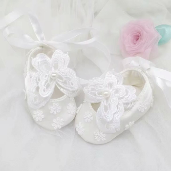 Preview: Bezaubernde Taufschuhe mit Spitzendeko und Schmetterlingen