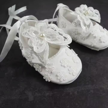 Bezaubernde Taufschuhe mit Spitzendeko und Schmetterlingen