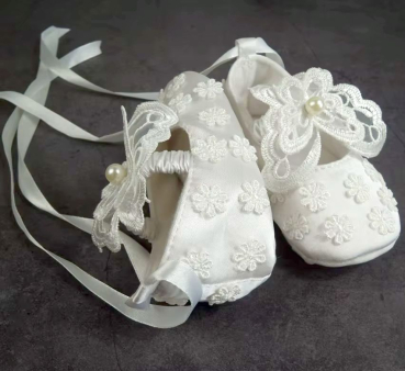 Preview: Bezaubernde Taufschuhe mit Spitzendeko und Schmetterlingen