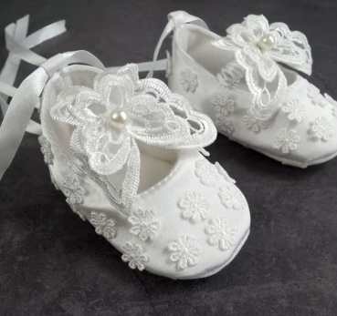 Bezaubernde Taufschuhe mit Spitzendeko und Schmetterlingen