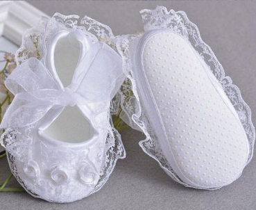 Süss: Babyschuhe mit Blüten und Spitzen - weiss oder rosa