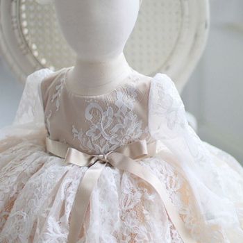 Preview: Traumkleid im Vintage-Stil, wunderschöne Crème-Farben und viel Spitze. Solange Vorrat