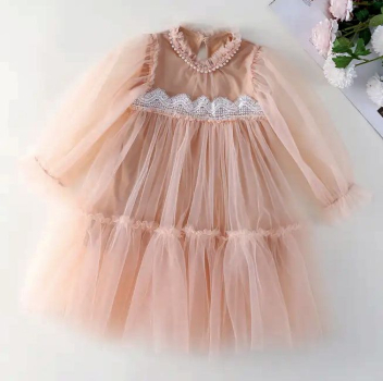 Romantischer Traum: Mädchenkleid aus weichem, bauschigen Tüll, altrosa