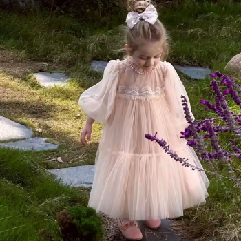 Romantischer Traum: Mädchenkleid aus weichem, bauschigen Tüll, altrosa