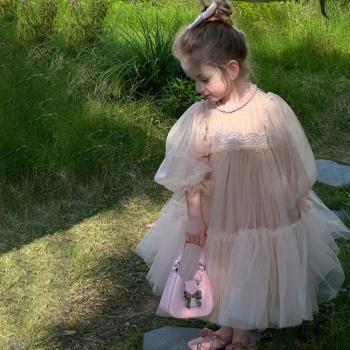 Romantischer Traum: Mädchenkleid aus weichem, bauschigen Tüll, altrosa