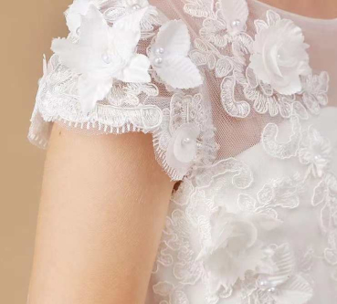 4 Farben: Zauberhaftes, langes Kleid mit zarten Blüten-Applikationen und mehrlagigem, weichen Chiffonrock - ein Traum!