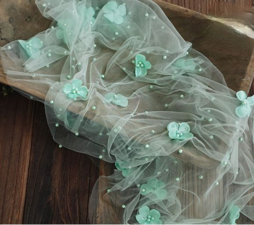 Vanille und Türkis: Bezaubernde feine Chiffontücher mit Blüten und Perlen