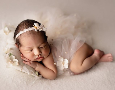 Vanille und Türkis: Bezaubernde feine Chiffontücher mit Blüten und Perlen