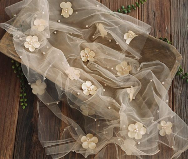 Vanille und Türkis: Bezaubernde feine Chiffontücher mit Blüten und Perlen