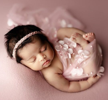 Vanille und Türkis: Bezaubernde feine Chiffontücher mit Blüten und Perlen