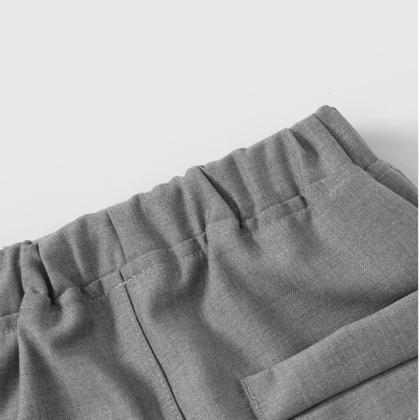 Pinkvanille-Collection: Elegantes Hellgrau-Weisses Anzug-Set für warme Tage