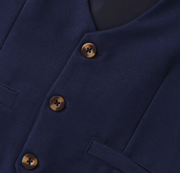 Total chic: Anzug-Set navyblau mit Weste, Hemd, Fliege und Hose, Grösse 80