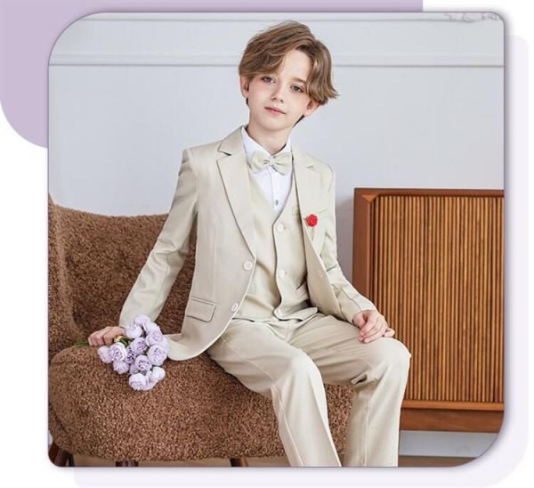 Viel Chic für wenig Geld: Anzug-Set für Jungen inklusive Hemd in Crème