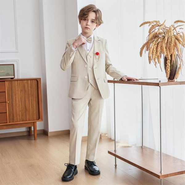 Viel Chic für wenig Geld: Anzug-Set für Jungen inklusive Hemd in Crème