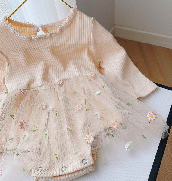 Herziger Body mit besticktem Röckchen, crème