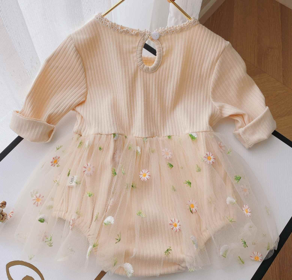 Herziger Body mit besticktem Röckchen, crème