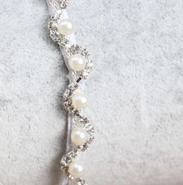 Elegantes, feines Haarband, schmal, mit Perlen und Glitzer, weiss