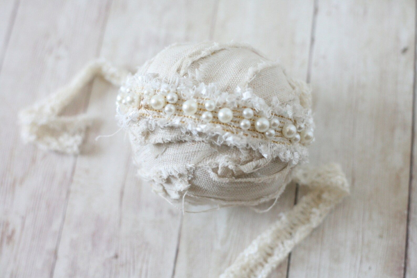 Baby-Haarband im Boho-Stil, offwhite mit hübschen Dekoperlen