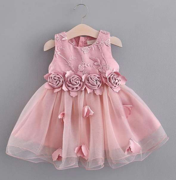 Bezauberndes Kleidchen mit Blütendeko, Stickereien und weichem Chiffon - weiss oder altrosa