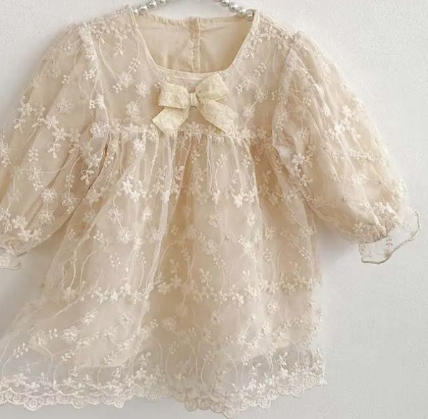 Zum verlieben: Mädchenkleidchen in Crème, bezaubernd im Vintage Look - Grösse 92