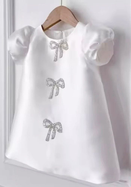 Edles klassisches Kleidchen im Seiden Look, Elfenbein mit Strass-Schleifchen