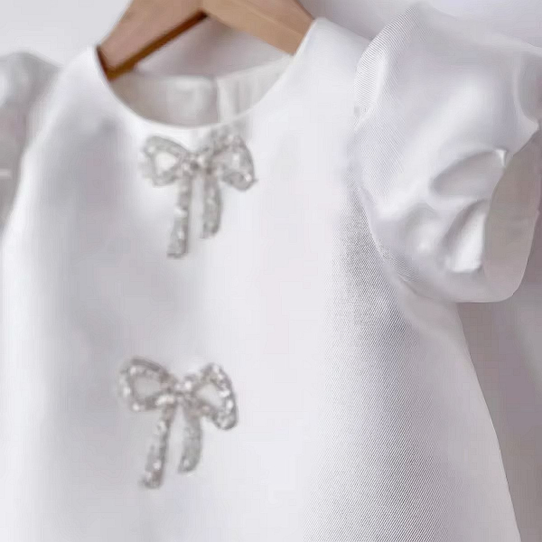 Edles klassisches Kleidchen im Seiden Look, Elfenbein mit Strass-Schleifchen