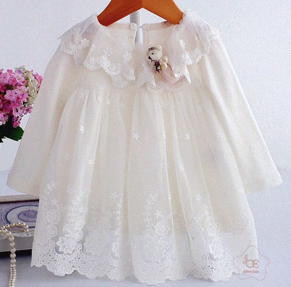 Süsses Babykleidchen, langärmlig mit kleiner Teddy-Brosche, elfenbein oder rosa