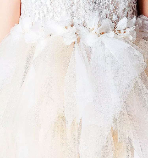 Glamouröses, bauschiges Festkleid in Champagner und Crème, solange Vorrat