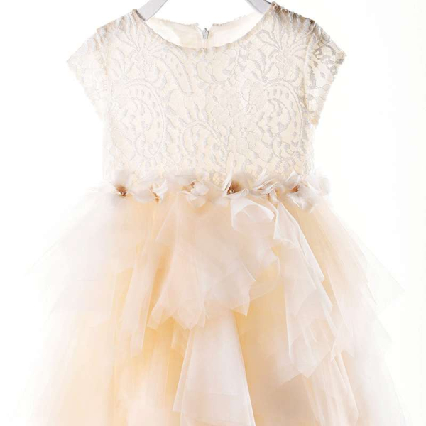 Glamouröses, bauschiges Festkleid in Champagner und Crème, solange Vorrat