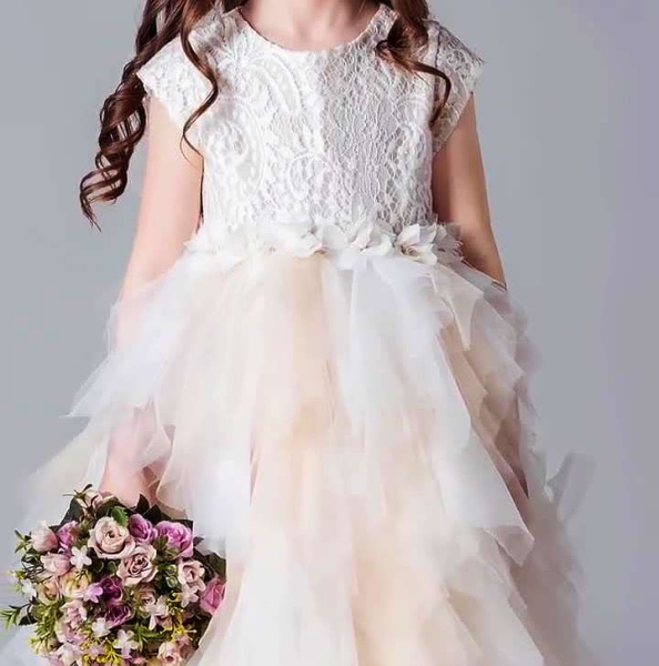 Glamouröses, bauschiges Festkleid in Champagner und Crème, solange Vorrat