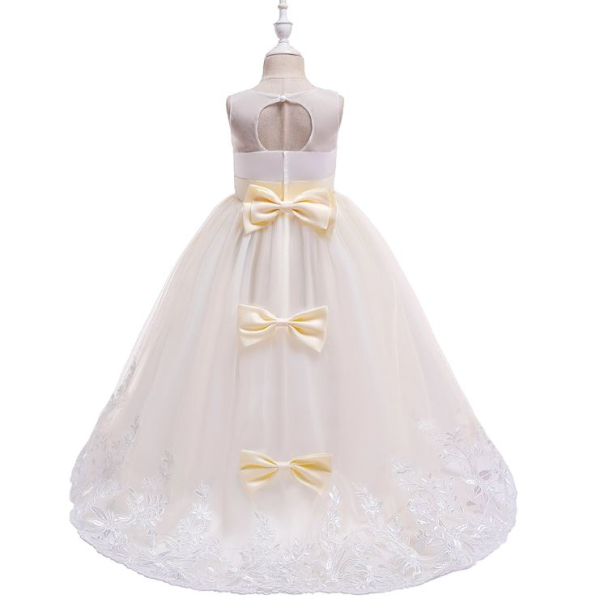 Wenige Einzelstücke: Traumkleid - vielschichtig, mit Glitzer. Weiss oder Weiss-Crème, mit kleiner Schleppe