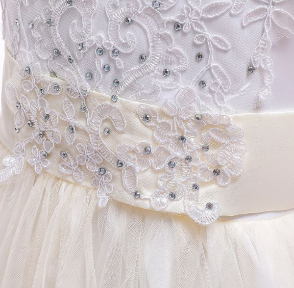 Wenige Einzelstücke: Traumkleid - vielschichtig, mit Glitzer. Weiss oder Weiss-Crème, mit kleiner Schleppe