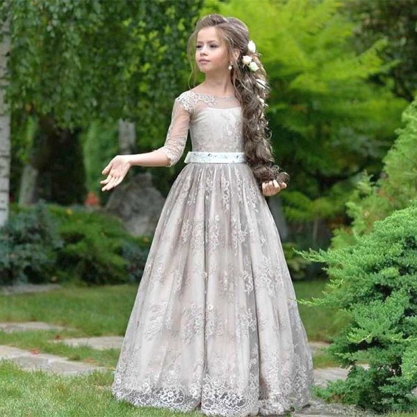 Traumkleid in elegantem Hellgrau, mit Spitzen und Strass-Taillenband, Grösse 122