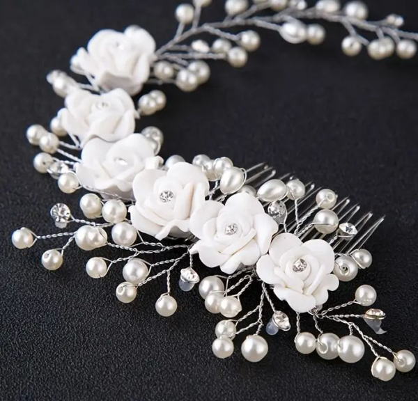 Perfekter, eleganter Haarschmuck mit weissen kleinen Blüten - mit Kämmchen - einfach einstecken