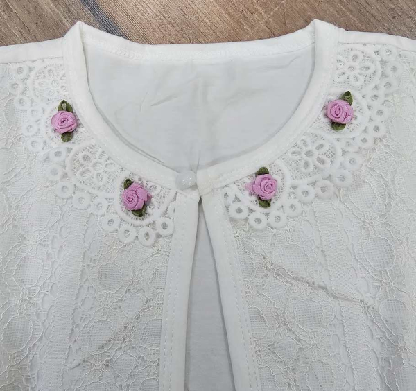 Zauberhaftes Bolero Jäckchen mit Blütendeko am Spitzenkragen