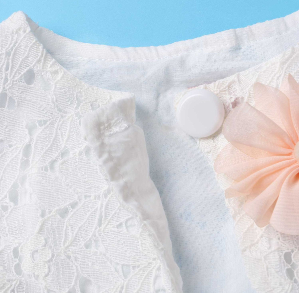 Elegantes Bolero Jäckchen für Mädchen, soft-weiss mit süsser Brosche - solange Vorrat