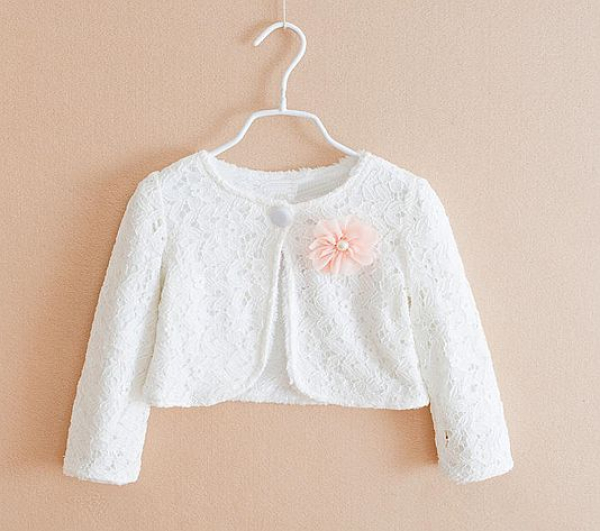 Elegantes Bolero Jäckchen für Mädchen, soft-weiss mit süsser Brosche - solange Vorrat