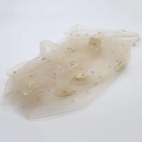 Vanille und Türkis: Bezaubernde feine Chiffontücher mit Blüten und Perlen