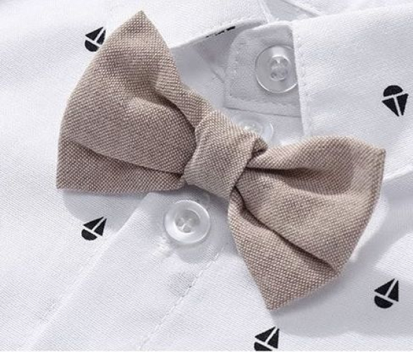 Festliches Set im schönen Leinen-Look. Mit Hosenträgern, Fliege und Beret