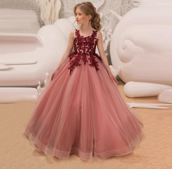 Festkleid bestickt und voluminös in verschiedenen Farben - wenige Reststücke Bordeaux