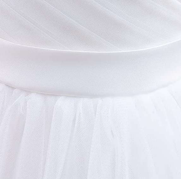 Elegantes weisses Kleid mit Plissé-Oberteil - perfekt für schöne Feste!