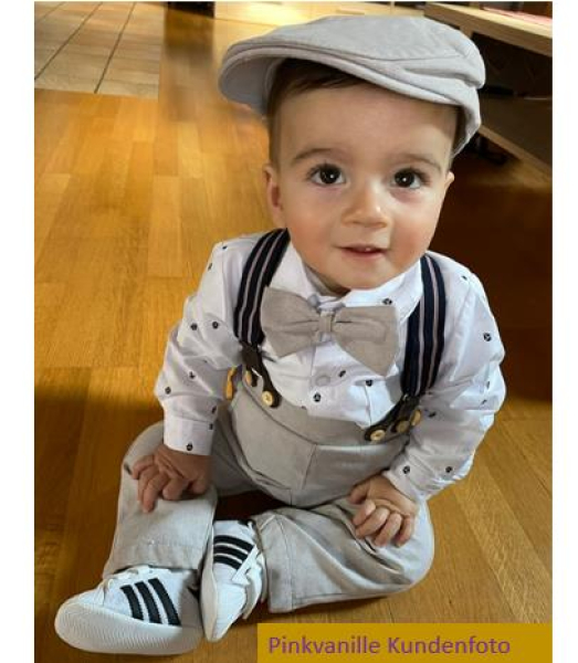 Festliches Set im schönen Leinen-Look. Mit Hosenträgern, Fliege und Beret