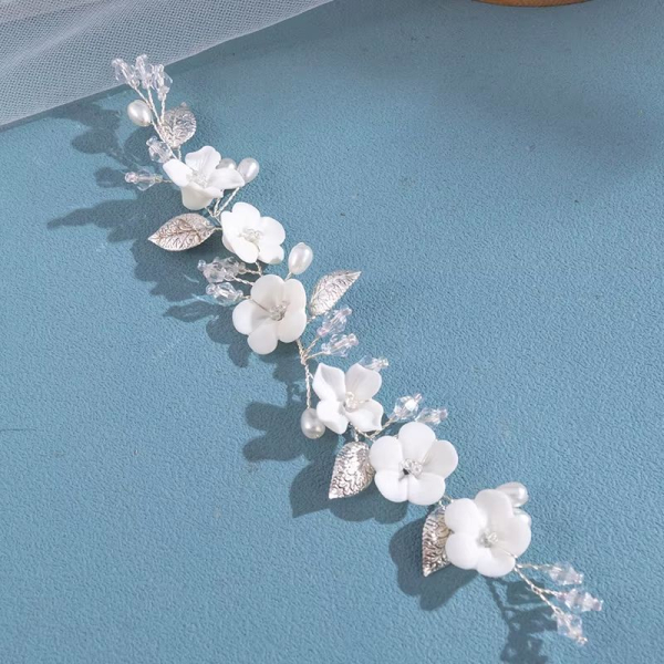 Klein und fein: Weisser, kleiner Blütenschmuck für Festfrisuren