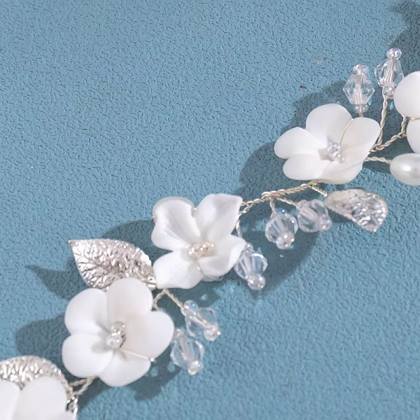 Klein und fein: Weisser, kleiner Blütenschmuck für Festfrisuren