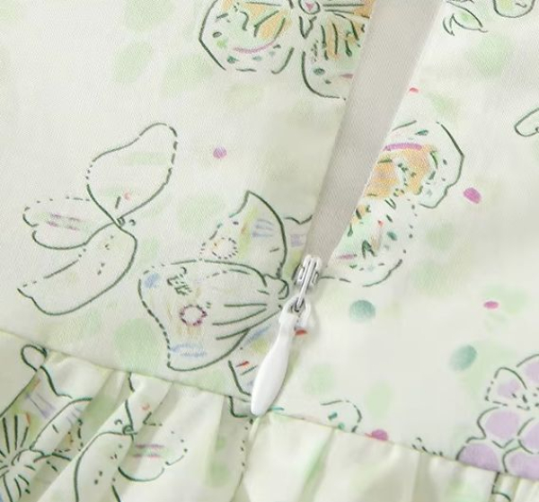 Süsses, hellgrünes Kleidchen für kleine Mädchen