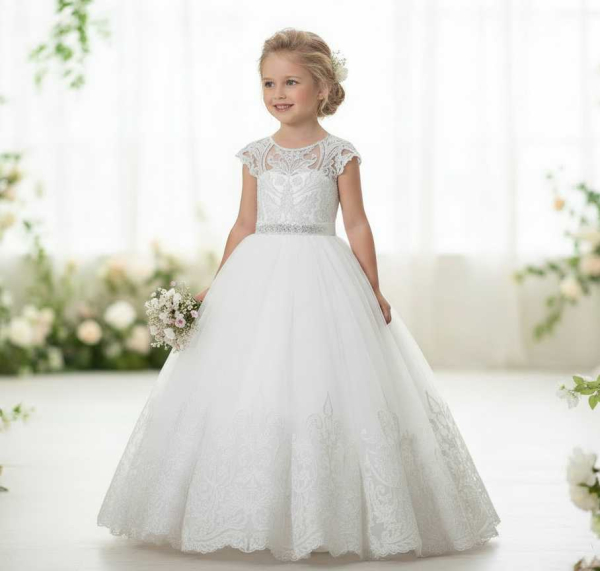 Prächtiges Traumkleid mit Stickereien, vielschichtig voluminös