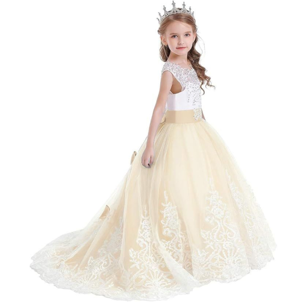 Wenige Einzelstücke: Traumkleid - vielschichtig, mit Glitzer. Weiss oder Weiss-Crème, mit kleiner Schleppe