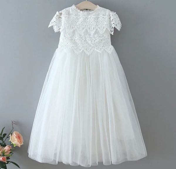 Traumhaftes langes Taufkleid mit Blütenstickereien und Spitzenbordüre, kurzärmlig