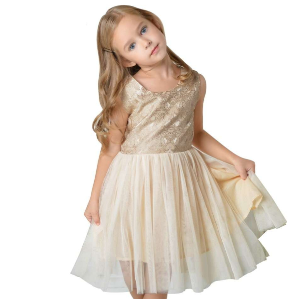 Ein Traum für jede schöne Gelegenheit: Unser neues Mädchenkleid in Champagner