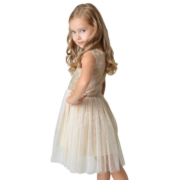 Ein Traum für jede schöne Gelegenheit: Unser neues Mädchenkleid in Champagner
